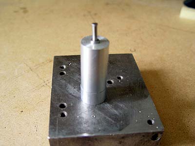 Ударом молотка по пуассону формируется шляпка гвоздя.