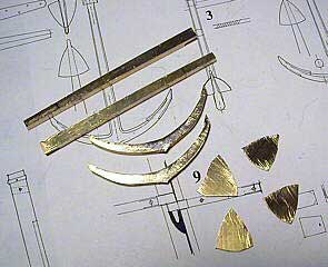 В идеале надо использовать пилку с шагом три зубца на толщину распиливаемого материала