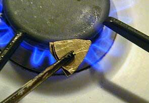 Складываем все четыре лапы якоря вместе и между ними помещаем небольшую капельку олова