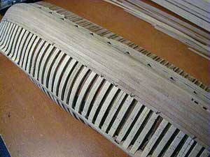 Рейки фиксируются на время склейки маленькими гвоздиками, которые затем будут удалены