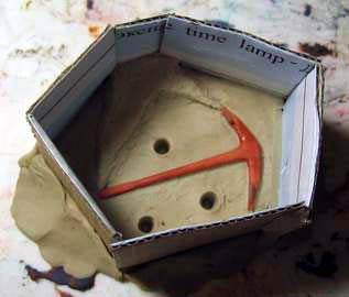 Мастер-модель утоплена на половину в пластилин Мастер-модель утоплена на половину в пластилин