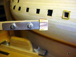 вставляем в отверстие порта