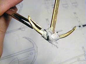 Обматываем стык веретена и рогов мокрой тряпкой