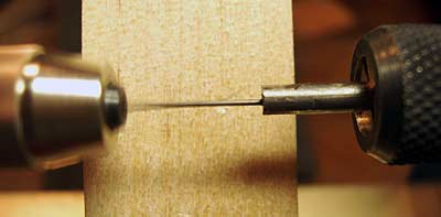 Можно выровнять только тот конец, который зажат в отверстии в торце гвоздя.