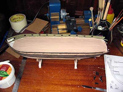 С помощью шпаклевки палубе придана поперечная седловатость