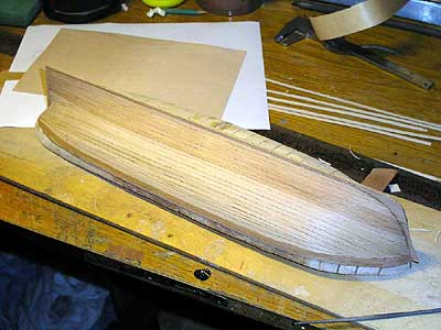 Один борт обшит рейками