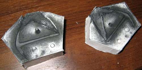 Две половинки формы покрыты графитом и готовы к использованию Две половинки формы покрыты графитом и готовы к использованию