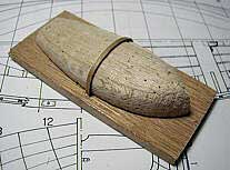 Огибаем рейкой матрицу и вклеиваем второй конец рейки