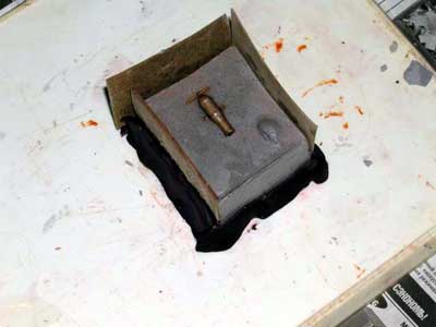 Конструкция готова для заливания второй половинки гипсовой формы Конструкция готова для заливания второй половинки гипсовой формы