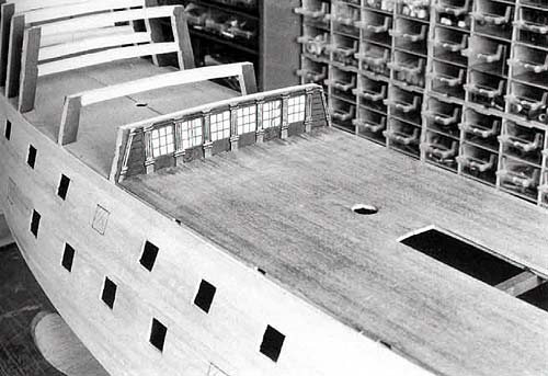 Фронтальная стенка каютной палубы под квардеком