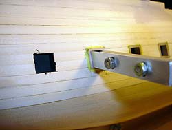 вставляем в порт и приклеиваем