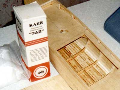 Темные полосы на стыках реек