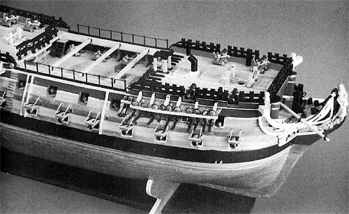 Фордек с судовым колоколом и трубой камбуза