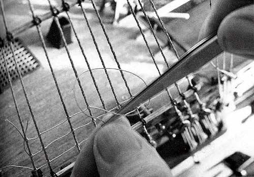 Проводка кончика выбленки наружу сквозь петлю