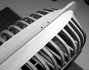 Завершены шпунтовой пояс и четыре пояса первой зоны обшивки Завершены шпунтовой пояс и четыре пояса первой зоны обшивки