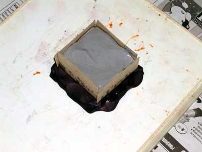 Залита первая половинка гипсовой формы Залита первая половинка гипсовой формы