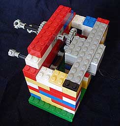 Деталь, которая закручивает все три нити вокруг самих себя Деталь, которая закручивает все три нити вокруг самих себя