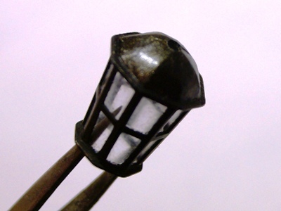 Верхняя часть фонаря установлена и окрашена