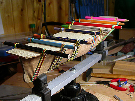 Приклеивание палубы к корпусу модели корбля "Red Dragon"