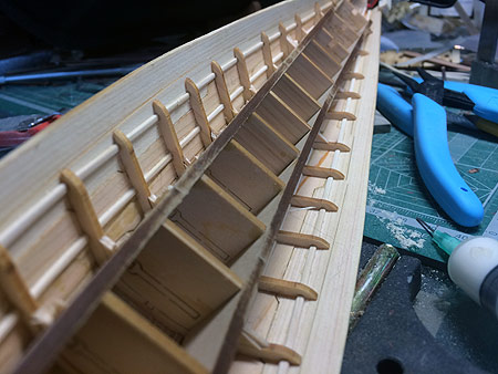 Выламываем боковые сегменты пластин-держателей шпангоутов