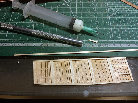 Нарезаем в размер рейку сечением 1х2 и клеим на место согласно чертежу