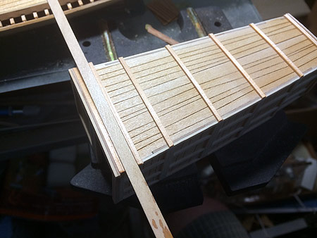 После вклейки дверей внутреннюю часть надстройки можно покрыть морилкой