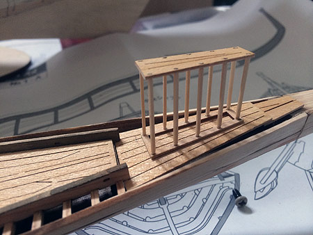 Собираем навес для командира гребцов и примеряем его по месту