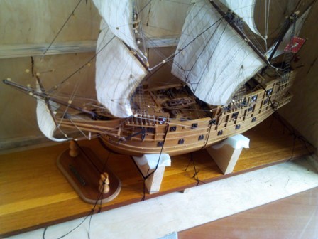 Корабль и подставка закреплены