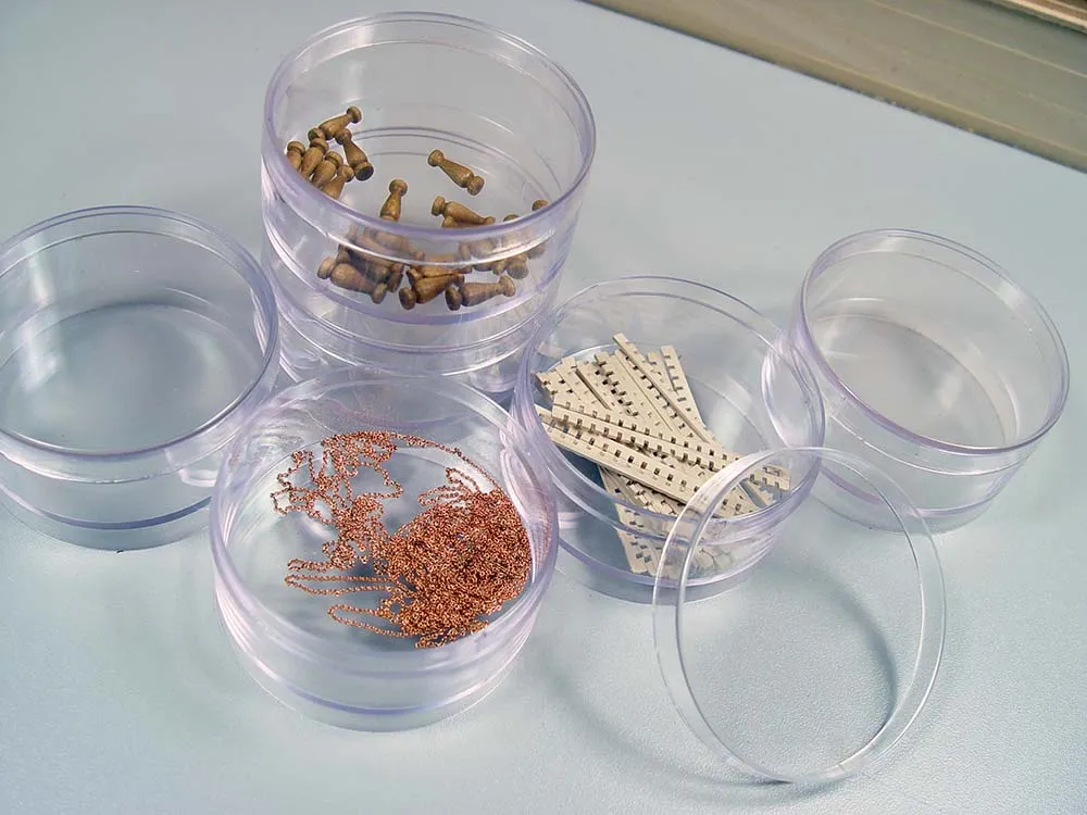 Набор из четырех контейнеров под мелкие детали