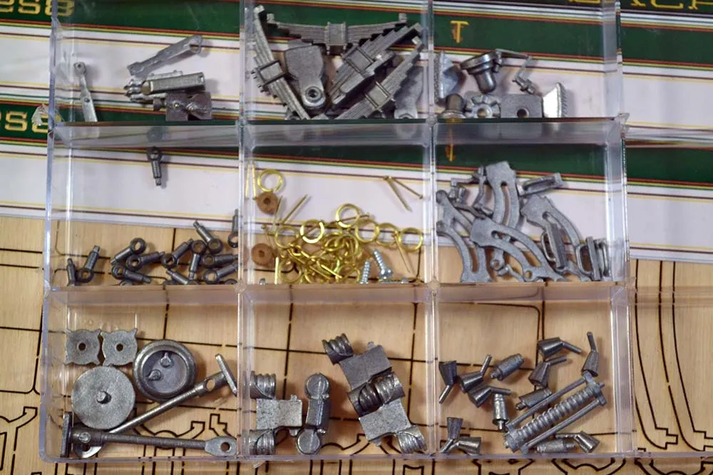 Модель трамвая BUENOS AIRES + (Полный набор инструментов, клея и краски) Модель трамвая BUENOS AIRES + (Полный набор инструментов, клея и краски)