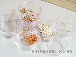 Набор из восьми контейнеров под мелкие детали