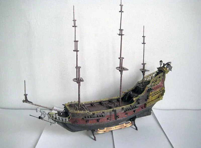 Модель из картона "Месть Королевы Анны" галеон