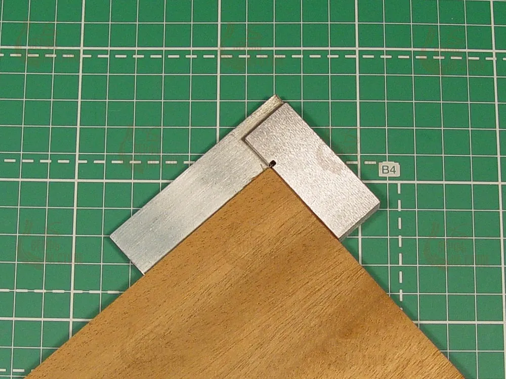 Миниатюрный 50 мм угольник