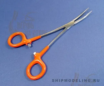 Изогнутый гемостатический зажим с прорезиненными ручками