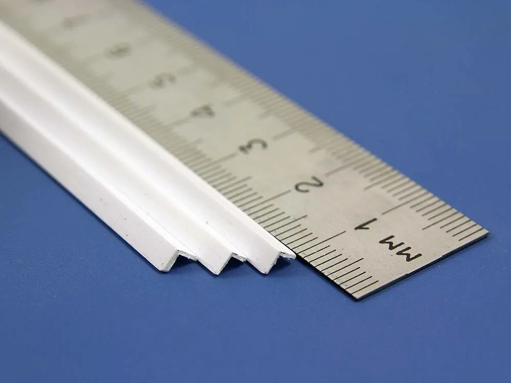 Уголок пластиковый 3,2х3,2 мм, 3 шт/уп.