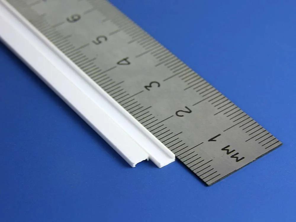 Швеллер пластиковый 4х1,3 мм, 4 шт/уп.