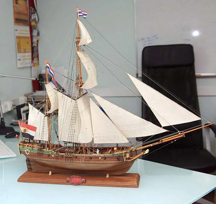 деревянная модель корабля Dolphyn