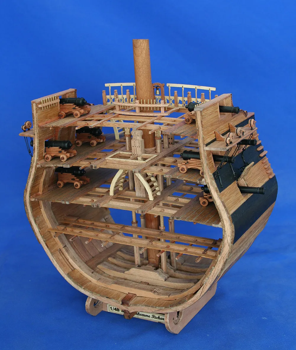 модель корабля для сборки Bonhomme Richard сечение, версия самшит модель корабля для сборки Bonhomme Richard сечение, версия самшит