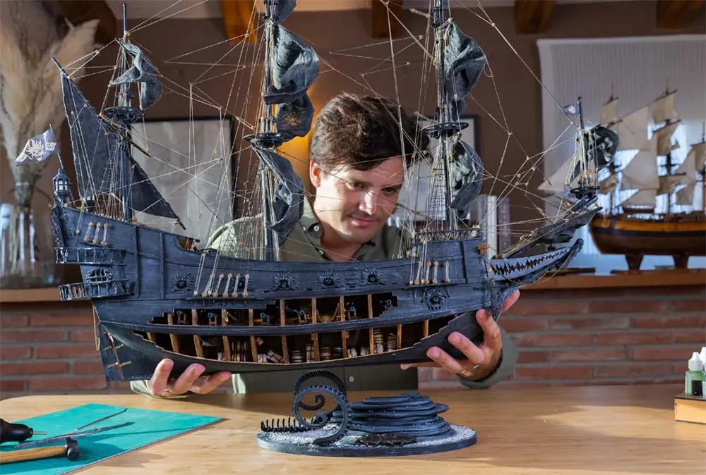 модель корабля своими руками Flying Dutchman (Летучий Голландец) с подсветкой и основанием