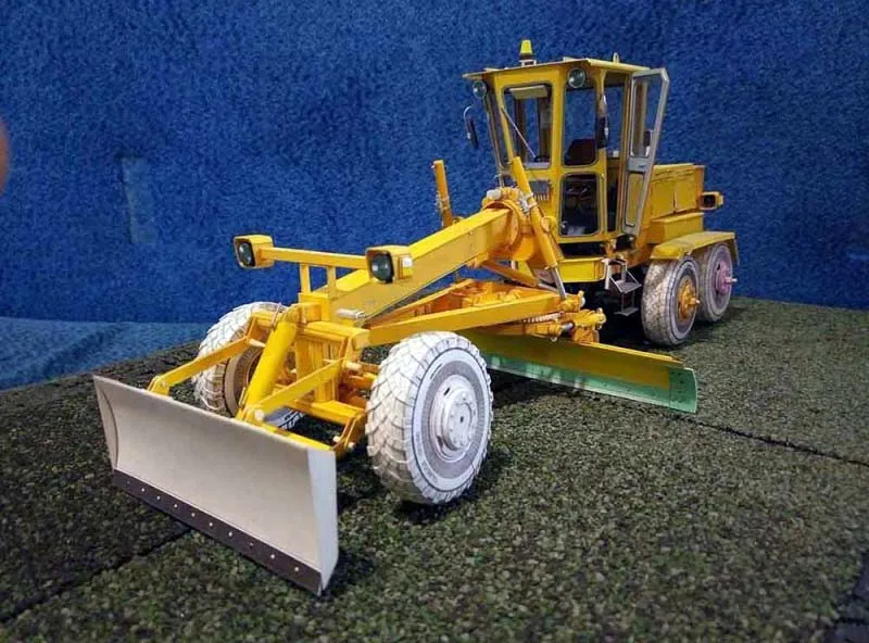 Модель из картона Автогрейдер