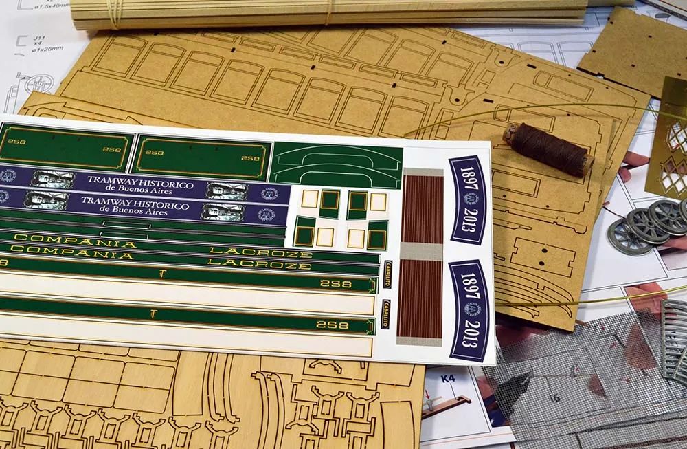 Модель трамвая BUENOS AIRES + (Полный набор инструментов, клея и краски) Модель трамвая BUENOS AIRES + (Полный набор инструментов, клея и краски)