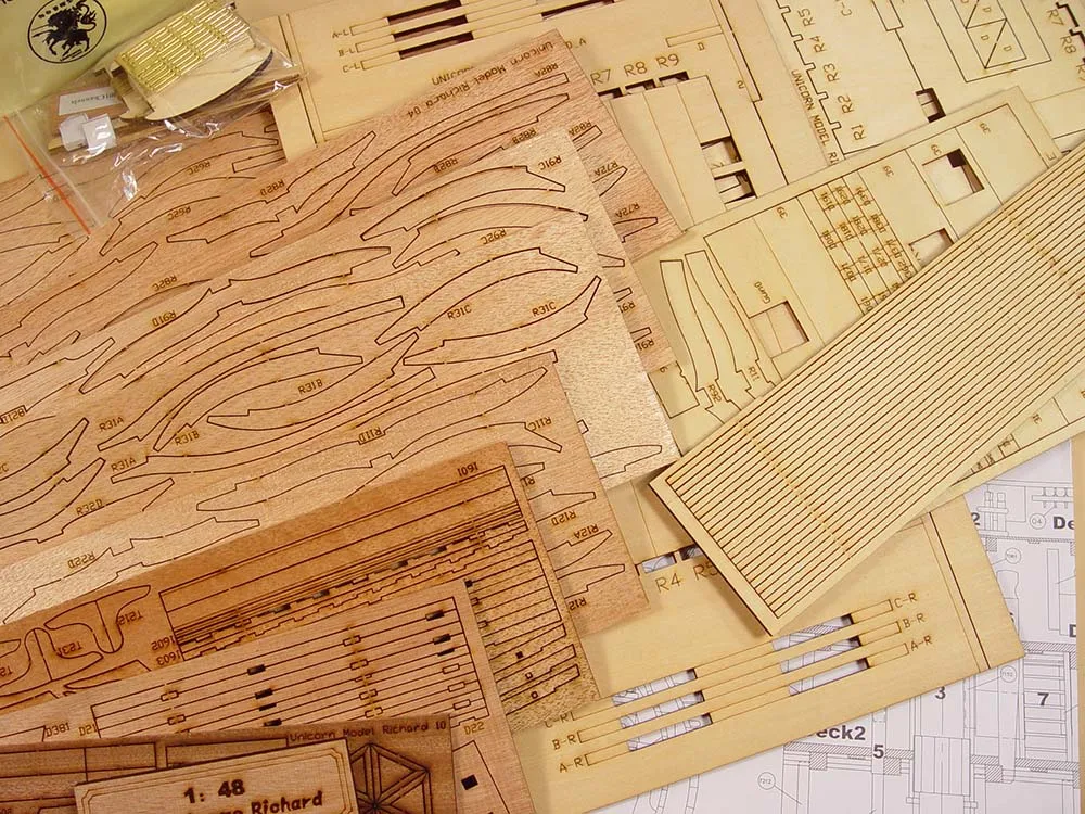 модель корабля для сборки Bonhomme Richard сечение, версия вишня + интерьер