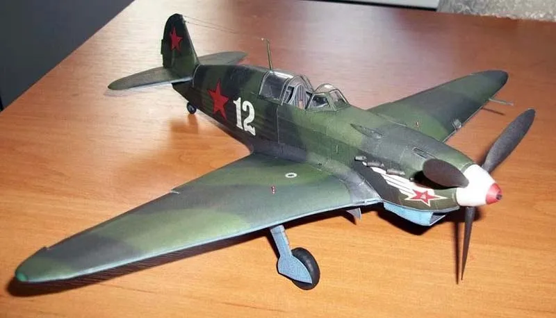 Модель из картона Истребитель 1942 Модель из картона Истребитель 1942
