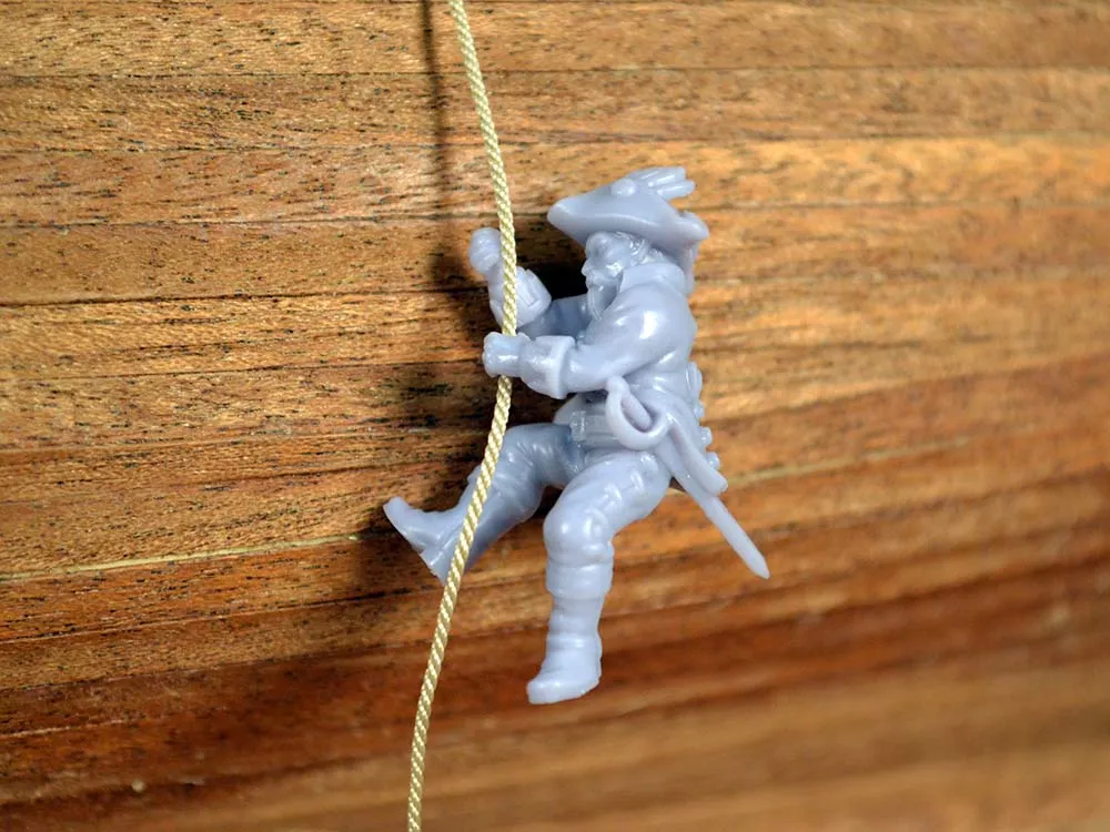 Фигурка пирата на канате, 34 мм