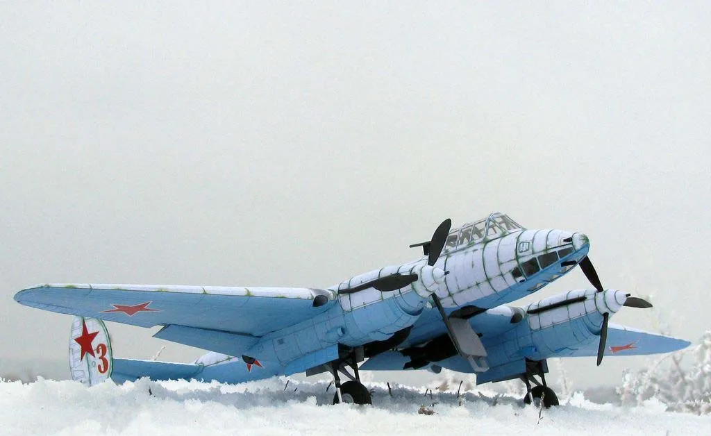 Модель из картона Тяжелый истребитель Модель из картона Тяжелый истребитель