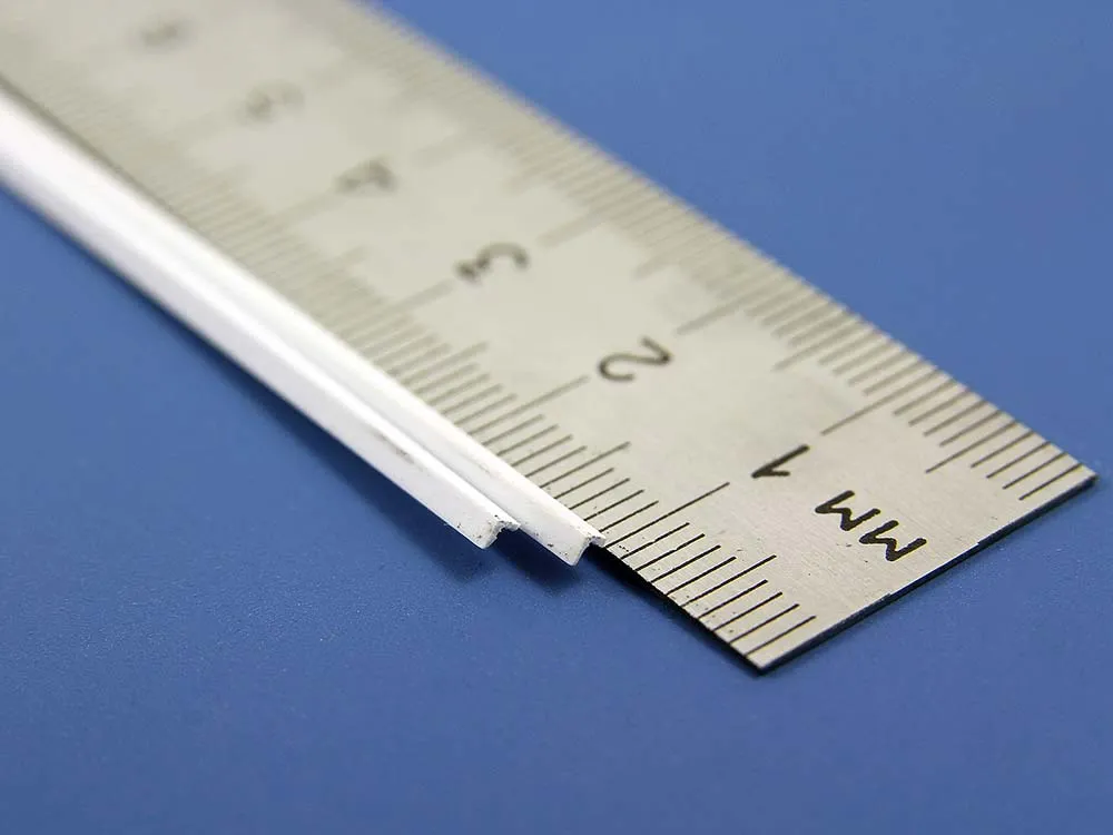 Уголок пластиковый 1,5х1,5 мм, 4 шт/уп.