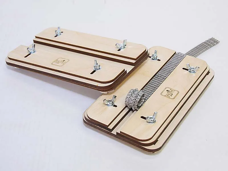 Кондуктор для сборки траков моделей гусеничной техники.