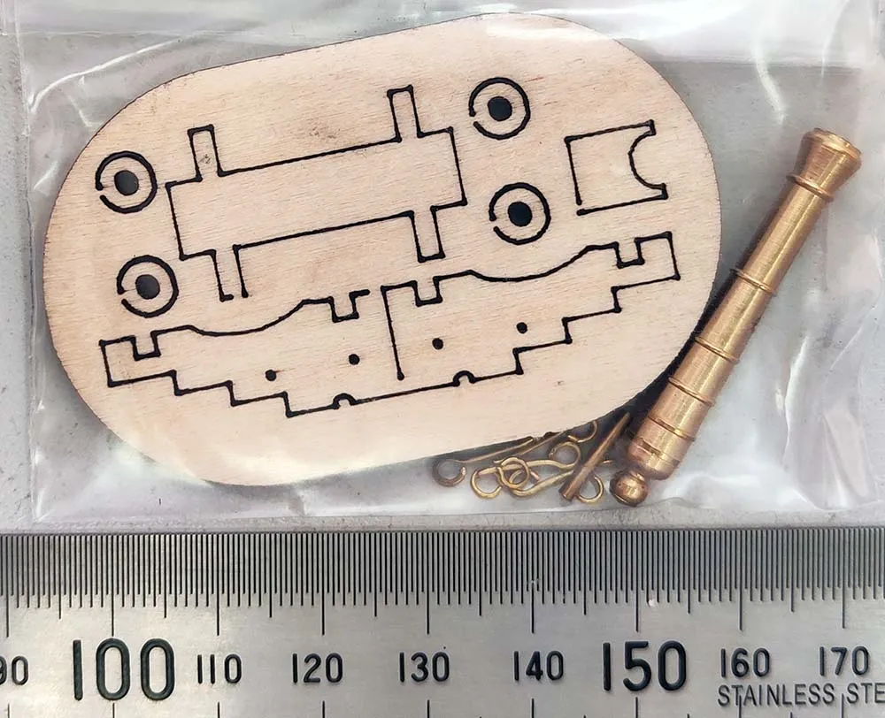 Длинная пушка на станке, латунь и дерево, 40 мм