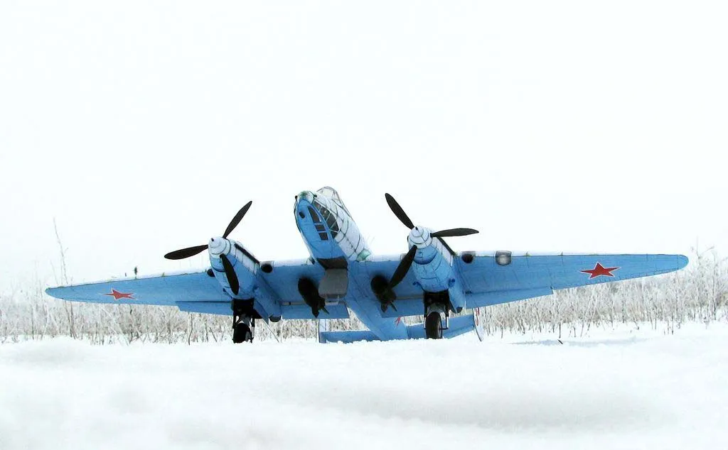 Модель из картона Тяжелый истребитель Модель из картона Тяжелый истребитель