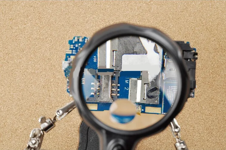 Третья рука "Голубой глаз" c лупой 3.5х, 12х и подсветкой Третья рука "Голубой глаз" c лупой 3.5х, 12х и подсветкой